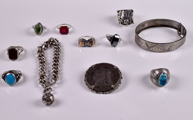 Ensemble de bijoux en argent 925/1000e comprenant deux bracelets, une broche avec un 5 francs...