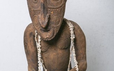 Figure d'ancêtre (Océanie, Papouasie-Nouvelle-Guinée/Sepik), travaillée d'une seule pièce de bois, visage ovale allongé orné de...