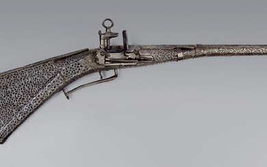 Fusil sarde, long canon à pans gravé de feuillages sur 26 cm et portant une...