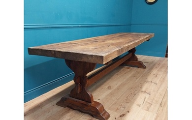 Good quality early 20th C. oak refectory table on single car...