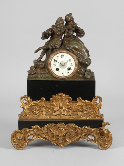 Horloge de cheminée historiciste France, 2e moitié du 19e s., pendule à personnages en métal...