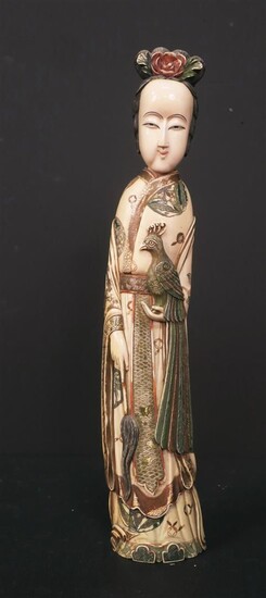 JAPON : Okimono en ivoire polychrome représentant une jeune femme debout portant un paon dans...