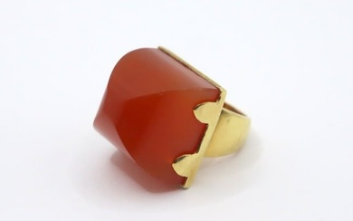 JEWELRY. 18kt Gold and Carnelian Cocktail Ring.