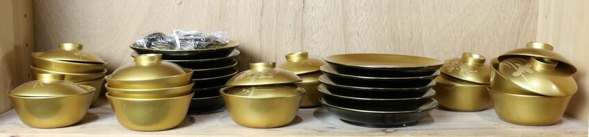 Japanese gilt lacquer lidded tea bowls and dishes