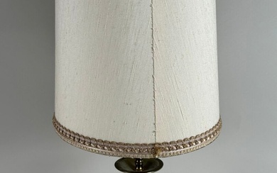Lampe en bronze ciselé et métal laqué, la base circulaire à décor de feuillages stylisés....