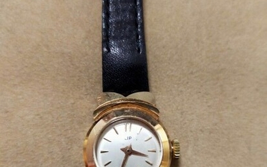 Lip. Bracelet montre, de dame, en or jaune 18K (750 millièmes) cadran rond, fond beige,...