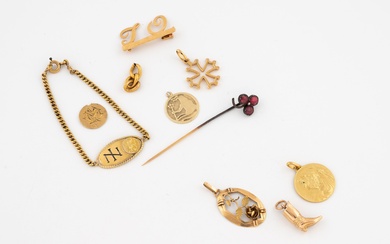 Lot de bijoux et débris en or jaune (750) comprenant pendentifs et médaille religieuses, bracelet...
