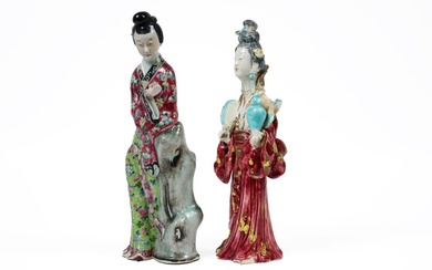Lot de deux sculptures chinoises anciennes : - en faïence peinte : "Femme au vase"...