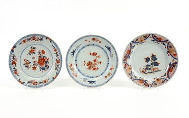 Lot de trois assiettes en porcelaine chinoise du XVIIIe siècle à décor Imari - diamètres...