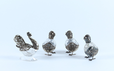 Lotto composto da tre saliere in vetro e argento in forma di pulcino e una saliera in forma di gallo…