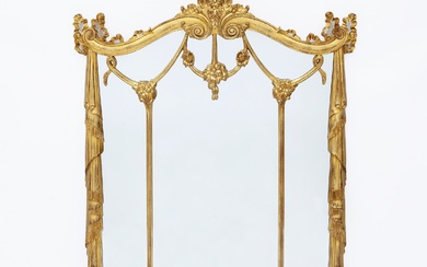 MIROIR MURAL EN BOIS Miroir en bois doré et richement travaillé, présentant un ensemble de...