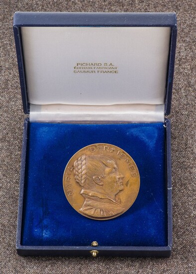 Médaille en bronze avec portrait de MARIA...