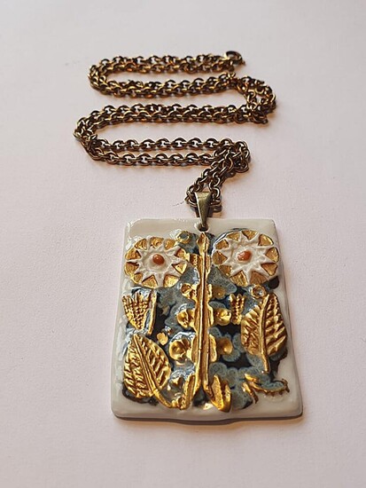SOLD. Nils Thorsson, A. Michelsen: A porcelain pendant with necklace of gold plated silver. 5.2 x 4 cm. Necklace L. 60 cm. – Bruun Rasmussen Auctioneers of Fine Art