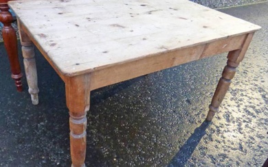 PINE KITCHEN TABLE WITH DRAWER & TURNED SUPPORTS