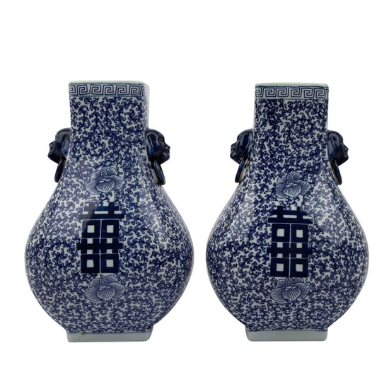 Paar blau-weisse, vierkantige Vasen. CHINA.