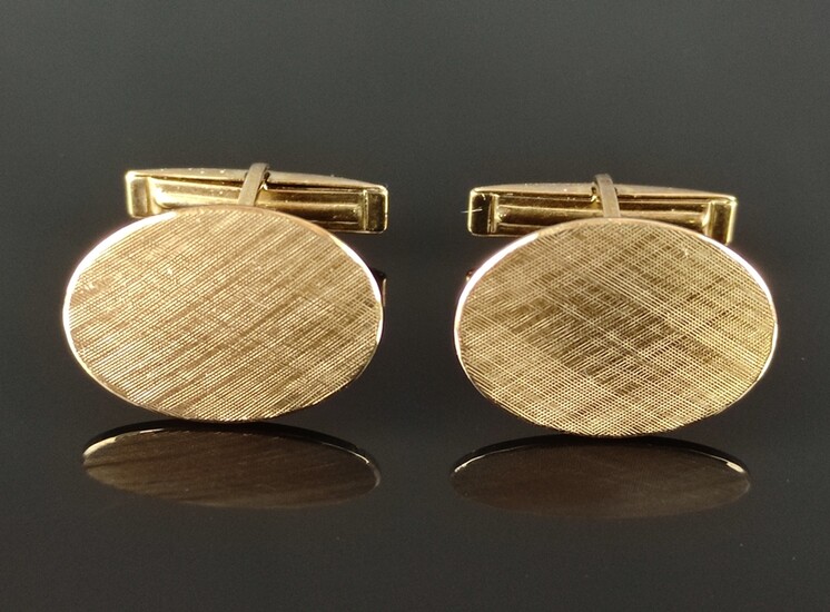 Pair of cuff links, oval frosted plate, 333/8K yellow gold, 8,3g, plate 20x15mm