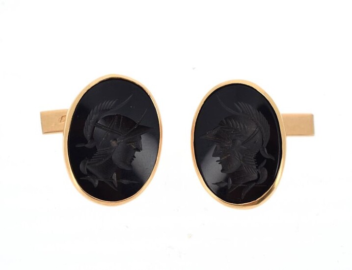 Pair of cufflinks in 18 K (750 °/°°) yellow gold with oval tables, set with onyx intaglioes decorated with busts of warriors in profile.