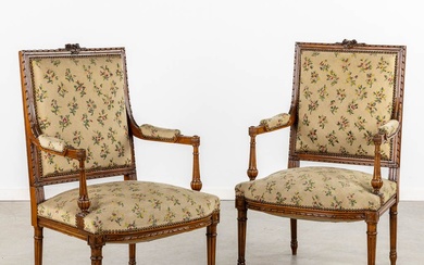 Paire de fauteuils en bois sculpté et tapisserie d'ameublement. Style Louis XVI. Dimensions : (L:62...