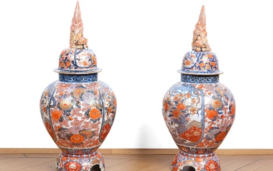 Paire de grands vases à couvercle Imari Japon Période Meiji, 1868-1912 Porcelaine à glaçure colorée...