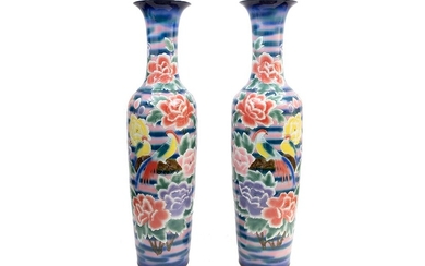 Paire de grands vases chinois (185 cm de haut) en porcelaine avec un décor de...