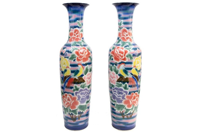 Paire de grands vases chinois (185 cm de haut) en porcelaine avec un décor de...