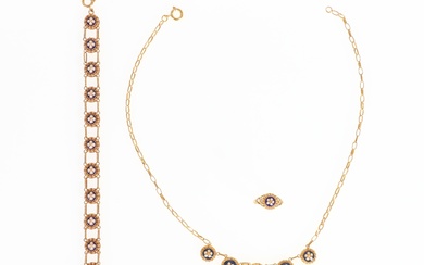 Parure en or figurant des fleurs émaillées comprenant une bague, un collier et un bracelet....