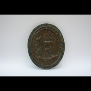 Placca ovale in bronzo decorata in rilievo con cerbiatti, montata su base in marmo verde (cm 35x28) (difetti)
