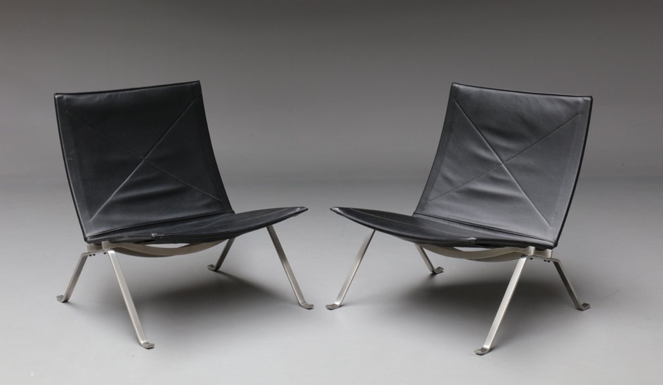 Poul Kjærholm. A pair of PK-22 Lounge chairs, 'Red Label' in black leather (2)