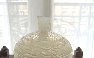 RENE LALIQUE (1860-1945) : Vase « Lièvres... - Lot 280 - Ferri & Associés