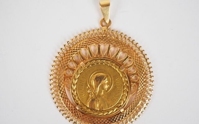 Religious medal in yellow gold, showing the Blessed Virgin in...