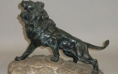 René ANDREI (1906-1987) "Lion rugissant" Sculpture en bronze patiné sur une base en pierre, signée....