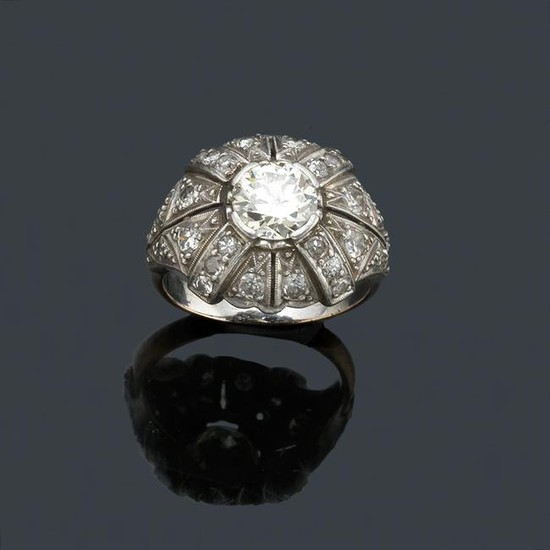 Ring in bombé design with brilliant old cut