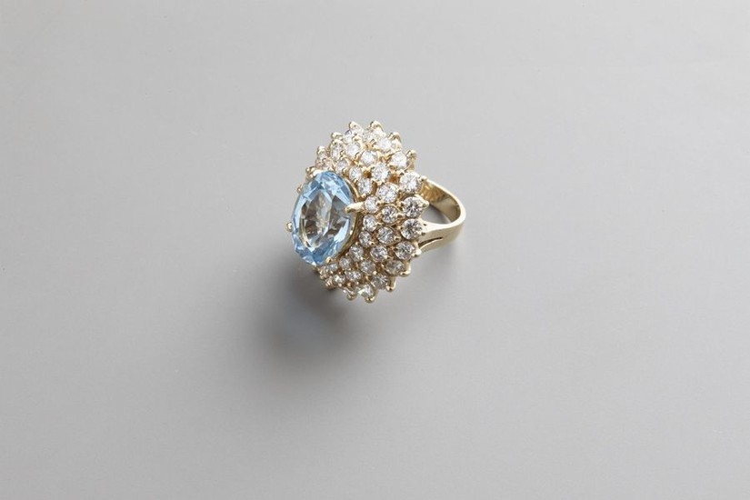 Ring in yellow gold with topaz and diamonds...