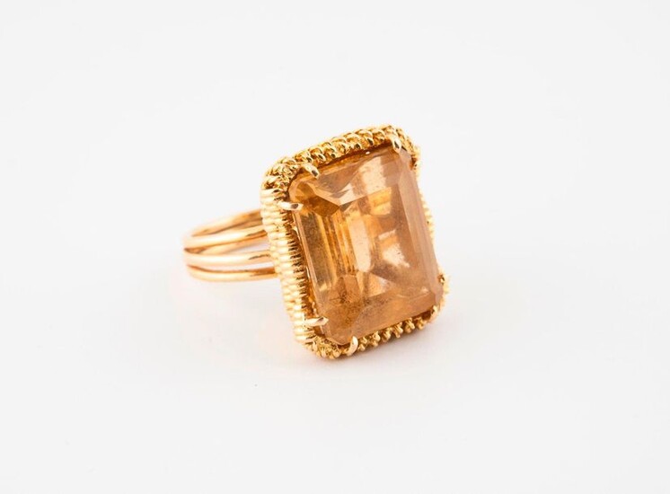 Ring with twisted yellow gold (750) strings holding between four claws a rectangular citrine cut in degrees.