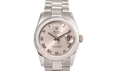 Rolex, Day-date, Réf. 118239, n° Y207xxx, vers 2002. Une très belle classique montre ronde en...