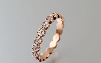 Rose gold wedding band 750 thousandths composed of 19 round links each set with four small diamonds 2.1 g