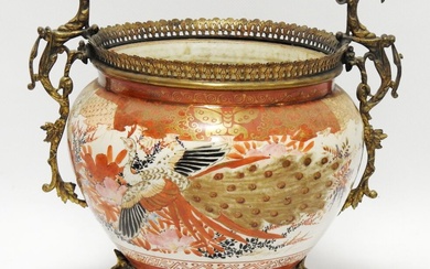 SATSUMA Cache pot de forme ovoide en porcelaine à décor de paons sur fond rose...
