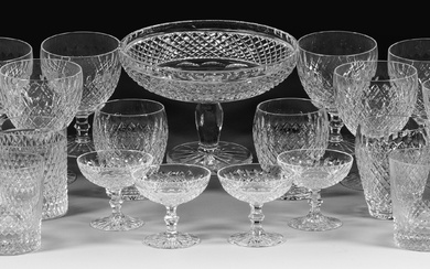Service de verres Saint-Louis "Trianon" 28 pièces ; verre en cristal incolore, taillé. Composé d'une...