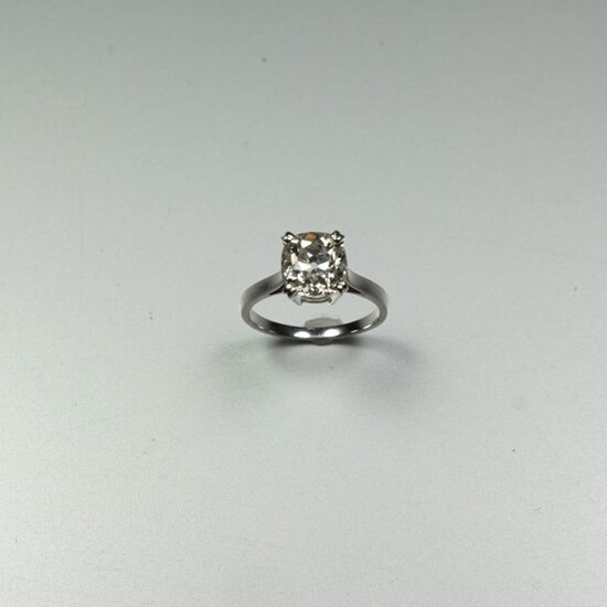 Solitaire ring in 18K (750/oo) white gold centered...