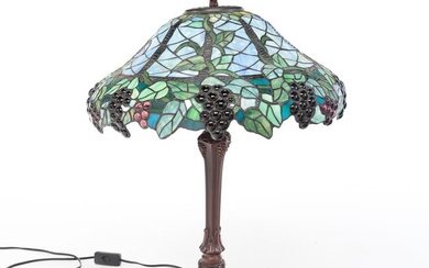 TIFFANY-STYLE LEADED GLASS TABLE LAMP.