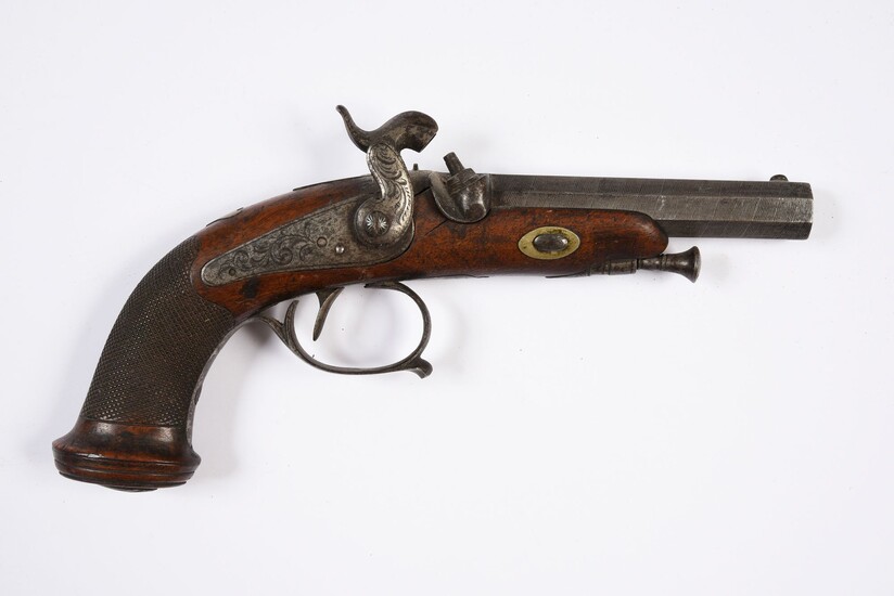 TRAVELING PERCUSSION GUN.Short barrel, slightly engraved lock, cracked barrel/ Original ramrod. Mechanics to be revised. About 1830-1840.L. 22 cm.