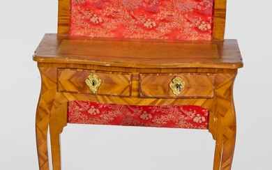 Table de console Louis XV en cerisier, plaquée. Caisson bombé à deux montants sur des...