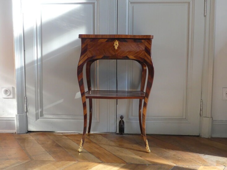Table de milieu en placage de bois précieux,... - Lot 180 - Alexandre Landre