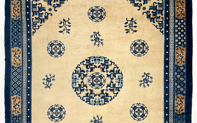 Tappeto Pekino, Cina. Secolo XX. Decoro con medaglione tondo decorato con motivi floreali stilizzati nei toni del blu, azzurro e…