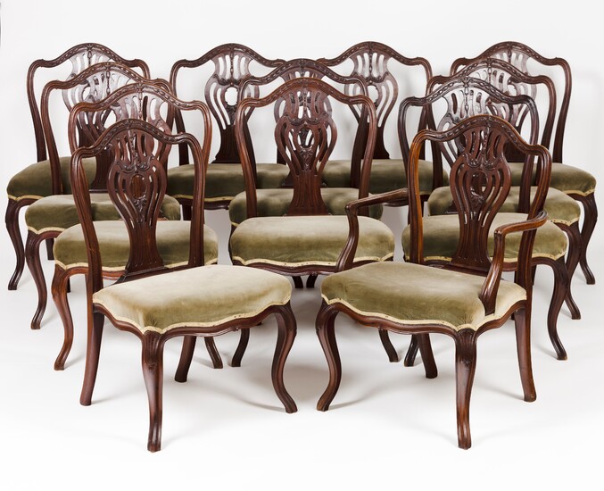 Un ensemble de douze chaises et un canapé trois places de style George IIIUn fauteuil...
