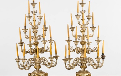 Une impressionnante paire de candélabres, 15 bougies, en métal doré et argenté. Décorée d'anges et...