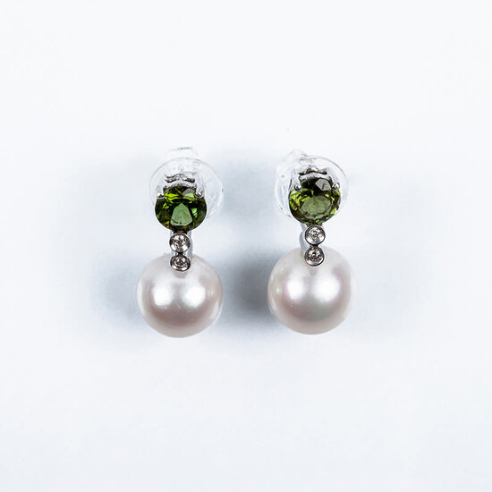 White gold earrings with a circular peridot, in claws,...