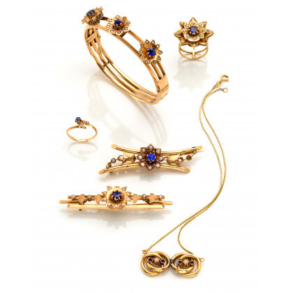 Yellow gold jewellery set with half pearls and blue glass paste consisting of a bracelet with diam. cm 5.6 circa,...