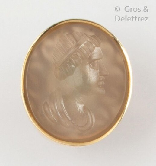 Yellow gold ring with an intaglio on agate representing the profile of a man. Finger size: 54. P. Gross: 9.6g.