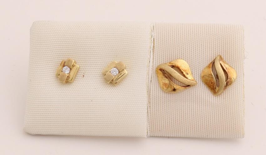 2 pairs of yellow gold ear studs, 585/000, a pair with